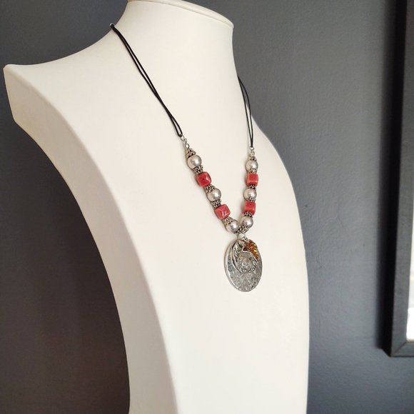 Red ceramic beads w/silver pendant necklace - Picture 4 of 16